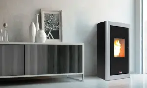 Stufa a pellet 12 kw quanti mq riscalda? Immagine di un moderno soggiorno con stufa a pellet accesa, mobile contenitore e decorazioni.