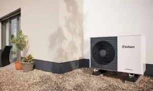 Unità esterna Vaillant aroTHERM plus, ideale per capire la differenza tra pompa di calore e condizionatore.