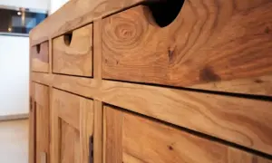 Mobile in legno con cassetti e ante, trattato con olio di lino per legno per esaltarne la venatura naturale.