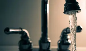 Acqua che scorre dal rubinetto, un dettaglio per capire se l'acqua del rubinetto è buona.