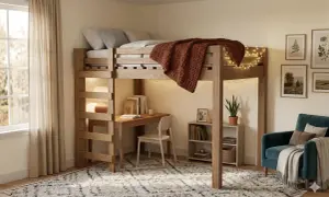 Accogliente open space loft con soppalco in legno, scrivania, libreria e poltrona. Luci soffuse creano un'atmosfera calda.