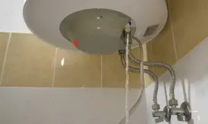 La valvola sicurezza scaldabagno perde acqua, gocciolando da un tubo.