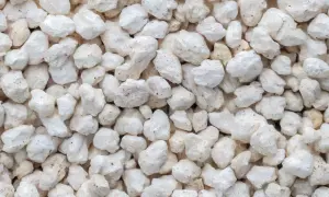 Granuli bianchi e leggeri di perlite espansa per isolamento termico, ideali per migliorare l'efficienza energetica.