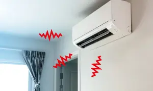Un condizionatore d'aria bianco emette onde rosse che simboleggiano la rumorosità, disturbando la quiete della stanza.