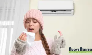 Donna con cappello e guanti di lana starnutisce, il condizionatore non fa aria fredda.
