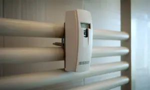 Riscaldatore con ripartitore di calore digitale montato sui tubi.