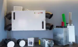 Un sistema VMC puntuale Salda Smarty con tubi e accessori.