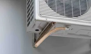 Dettaglio di un condizionatore con tubo di scarico flessibile. Ottime idee per tubo condizionatore portatile.