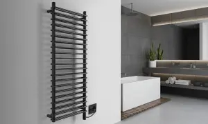 Elegante scaldasalviette nero, parte di un moderno impianto di riscaldamento in un bagno di lusso con vasca e lavabo.