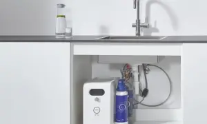 Sistema compatto per depurare l'acqua del rubinetto, con filtro e bombola sotto il lavello.