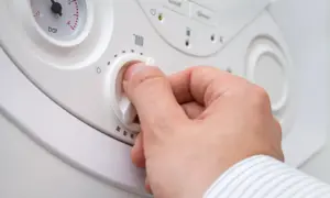 Mano che regola la temperatura acqua calda caldaia. Si vede il quadrante e il manopola.