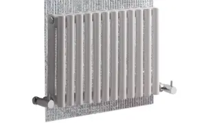 Radiatore bianco con pannelli termoriflettenti scintillanti dietro.