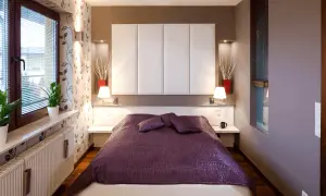 Camera da letto singola con letto matrimoniale, copriletto viola, testiera imbottita bianca e decorazioni moderne. Ideale per chi cerca idee per misure camera da letto singola.