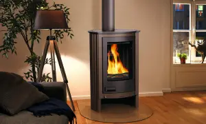Stufa a legna nordica accesa, con fiamme vive. Un'idea su come pulire la stufa a legna nordica per mantenerla efficiente e bella.