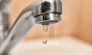 Gocce d'acqua cadono da un rubinetto cromato. Speriamo che non esca acqua dai rubinetti di casa, altrimenti sarebbe un problema!