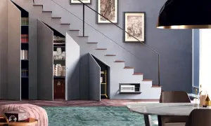 Soluzione intelligente per chiudere una nicchia nel muro sotto le scale, creando spazio contenitivo per libri, stoviglie e altro.