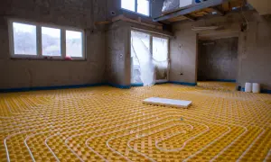 Installazione di un sistema di riscaldamento a pavimento, un'avanzata forma di aria condizionata a pavimento, in un edificio in costruzione.