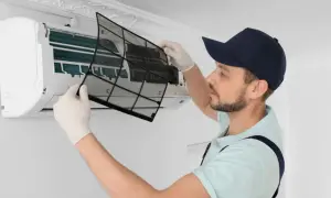 Tecnico rimuove filtro per sanificazione condizionatori. Scopri il prezzo per un'aria più pulita.