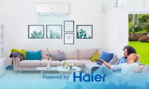 Coppia rilassata sul divano, godendosi la temperatura ideale in casa grazie a Haier.