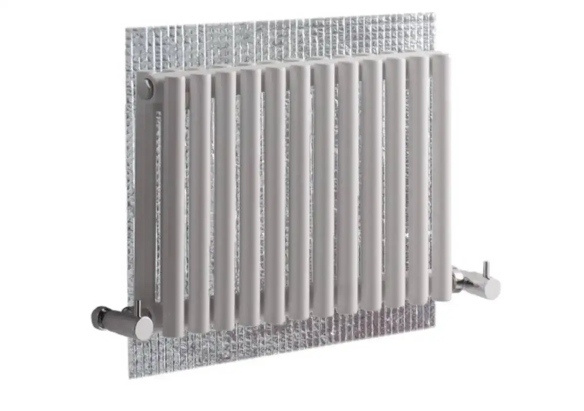 Radiatore bianco con pannelli termoriflettenti scintillanti dietro.
