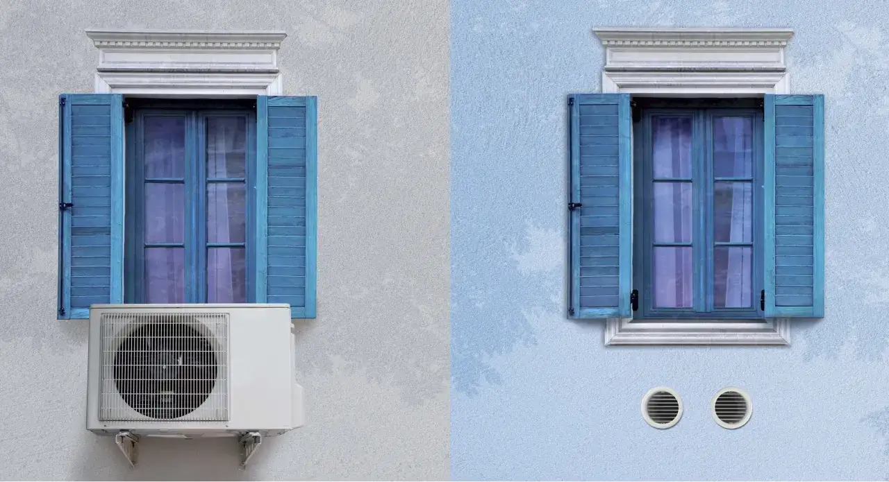 Finestra con persiane blu su muro grigio e blu. A sinistra, un'unità esterna di climatizzatore senza motore. A destra, due bocchette di ventilazione.