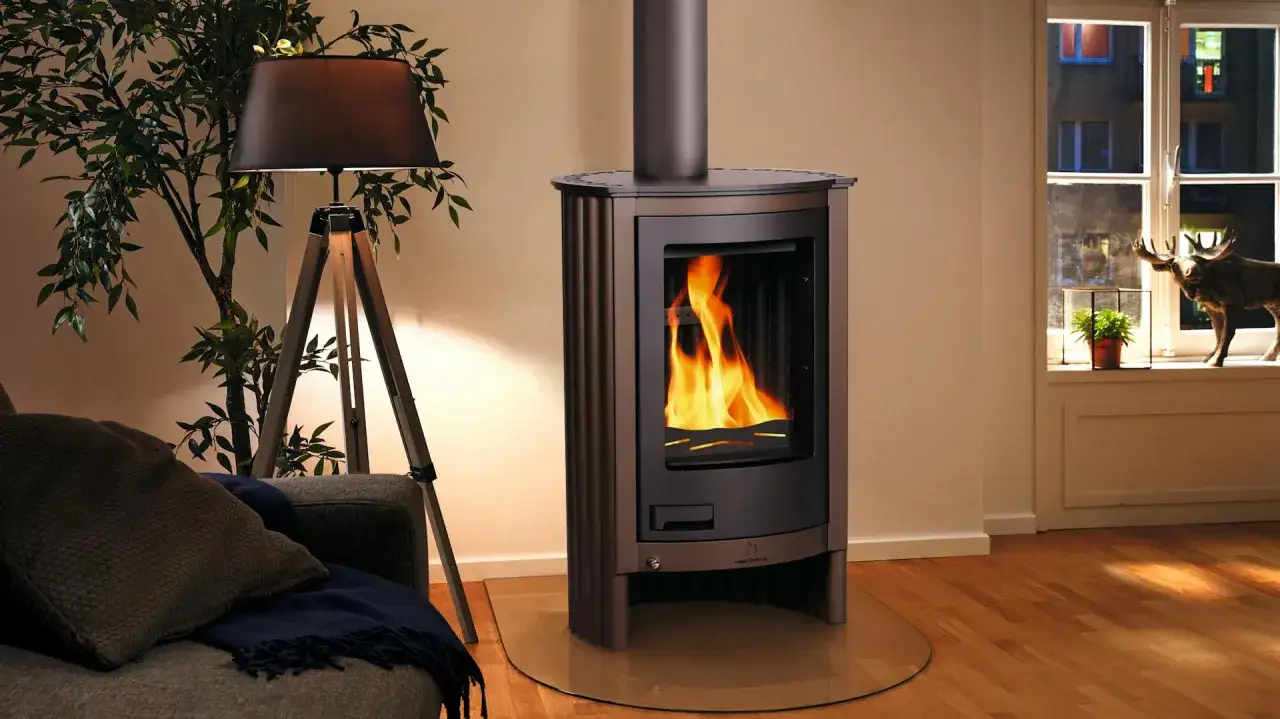 Stufa a legna nordica accesa, con fiamme vive. Un'idea per come pulire la stufa a legna nordica per mantenerla efficiente e bella.