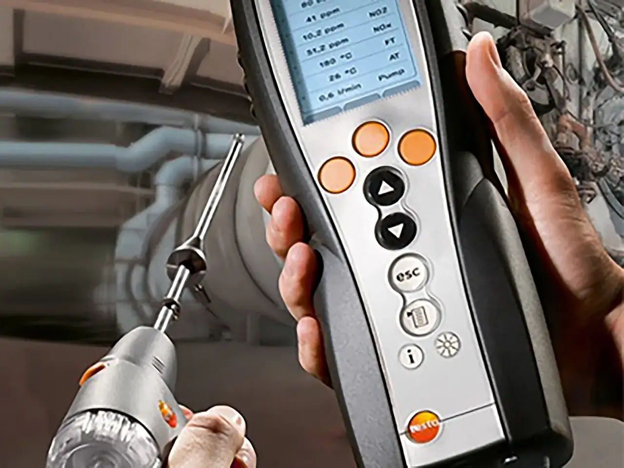 Tecnico effettua la revisione caldaia con analizzatore di combustione. Dati tecnici visibili sul display.
