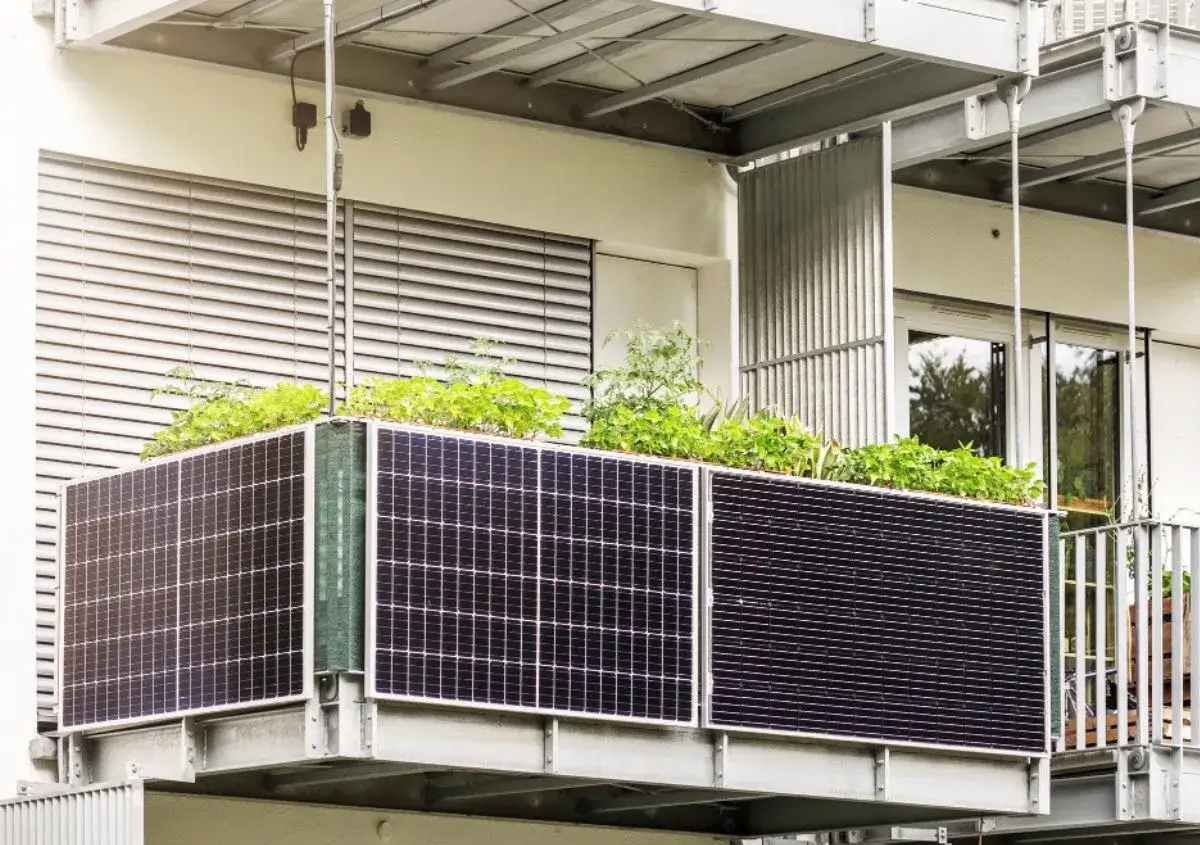 Pannelli solari da balcone integrati con un giardino pensile, un connubio di tecnologia verde e natura.