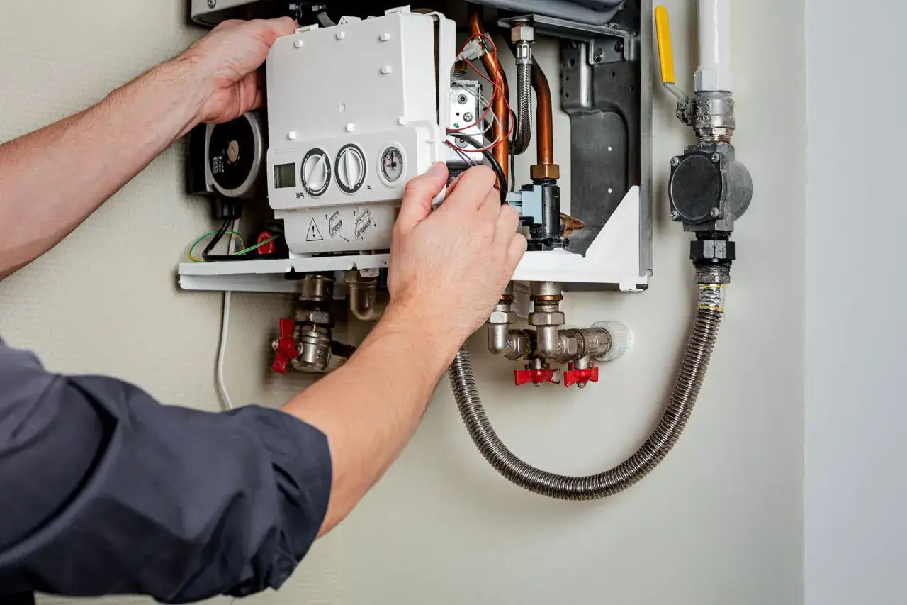 Tecnico controlla caldaia a condensazione. La revisione caldaia a condensazione ogni quanto è fondamentale per efficienza e sicurezza.