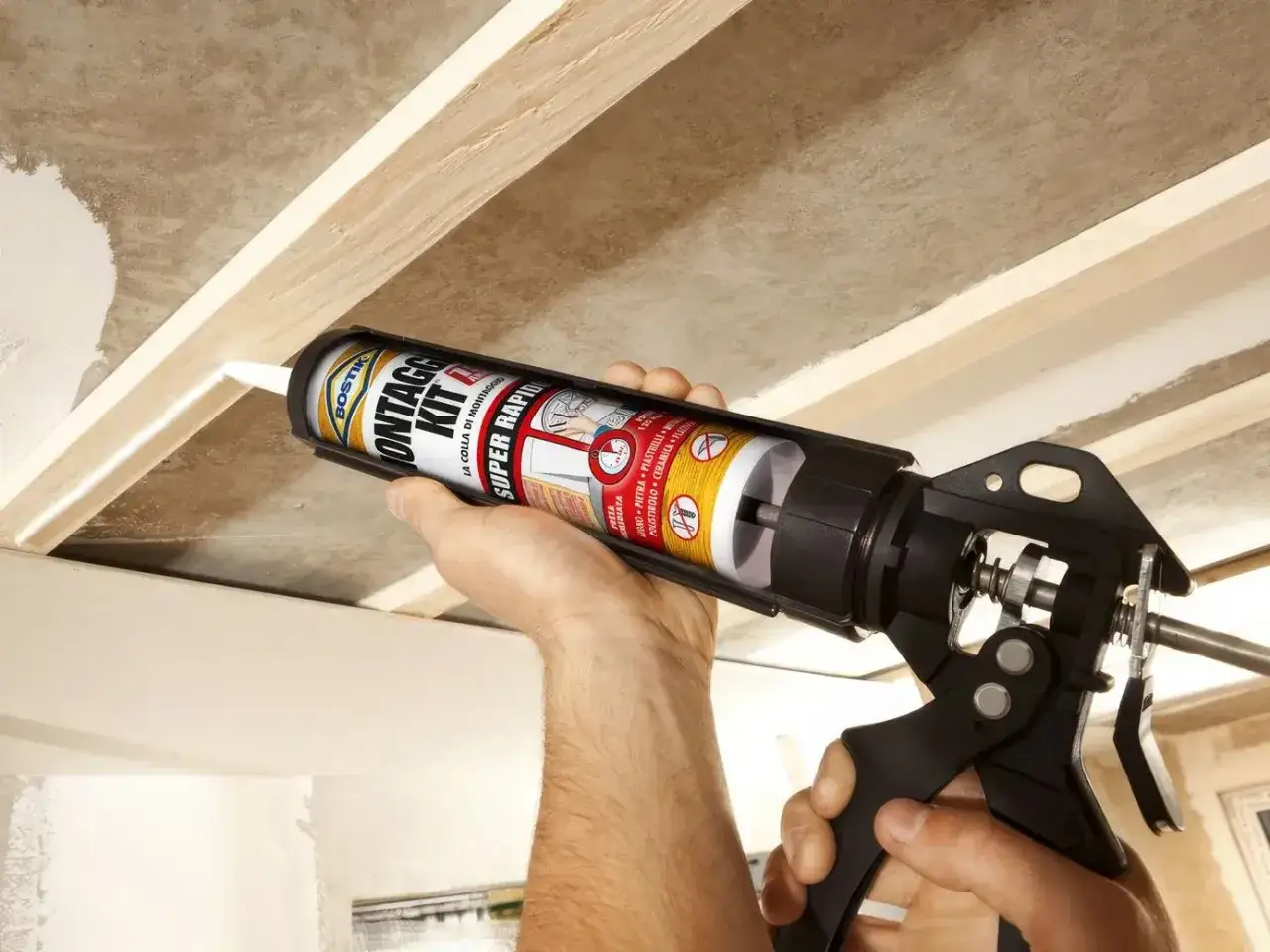 Applicazione di colla per montaggio su listelli in legno. Il cartongesso ha un verso, e questa colla Bostik è ideale per fissaggi rapidi.