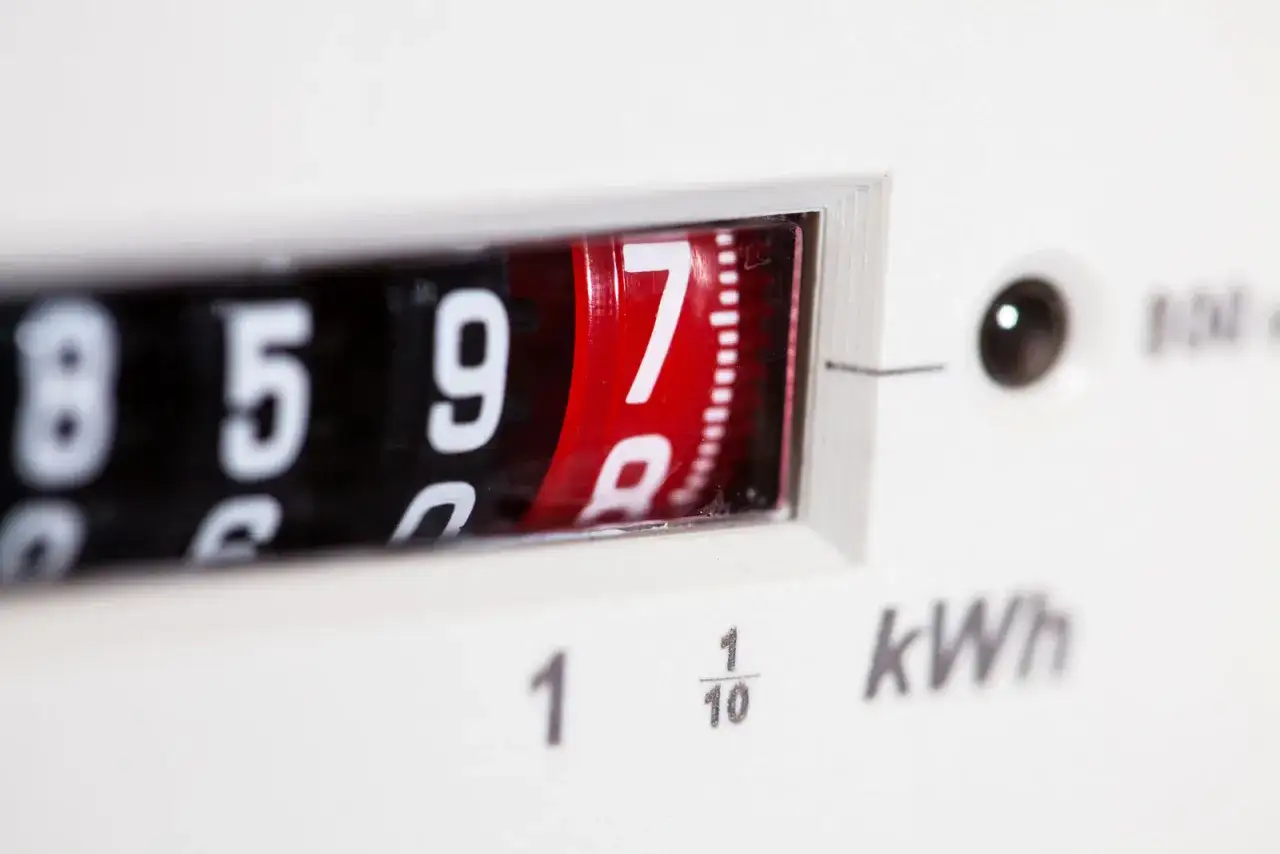 Contatore elettrico mostra 8597 kWh. Per capire quanti kw per riscaldare 30 mq, serve un'analisi dei consumi.