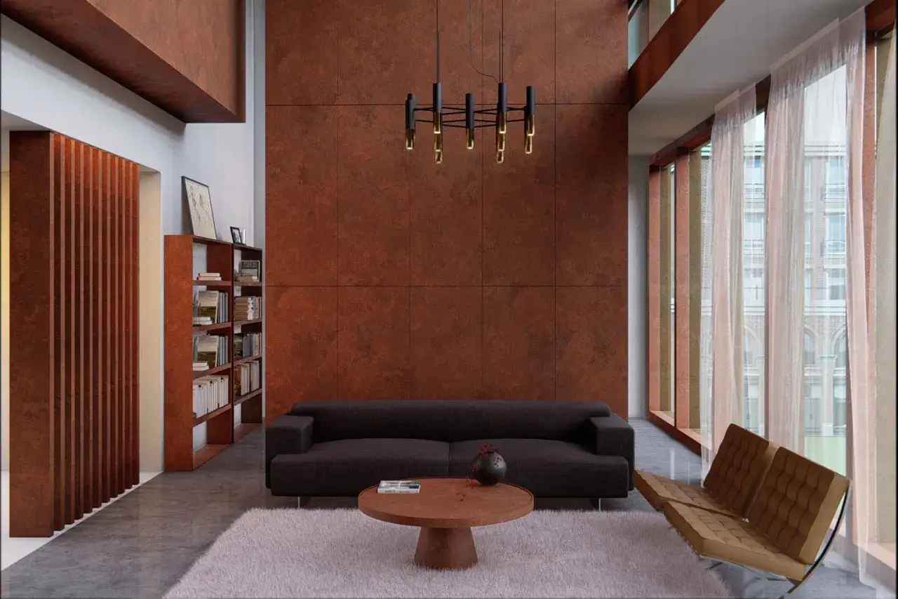 Soggiorno moderno con divano antracite, tavolino effetto corten e carta da parati effetto corten che riveste la parete principale.