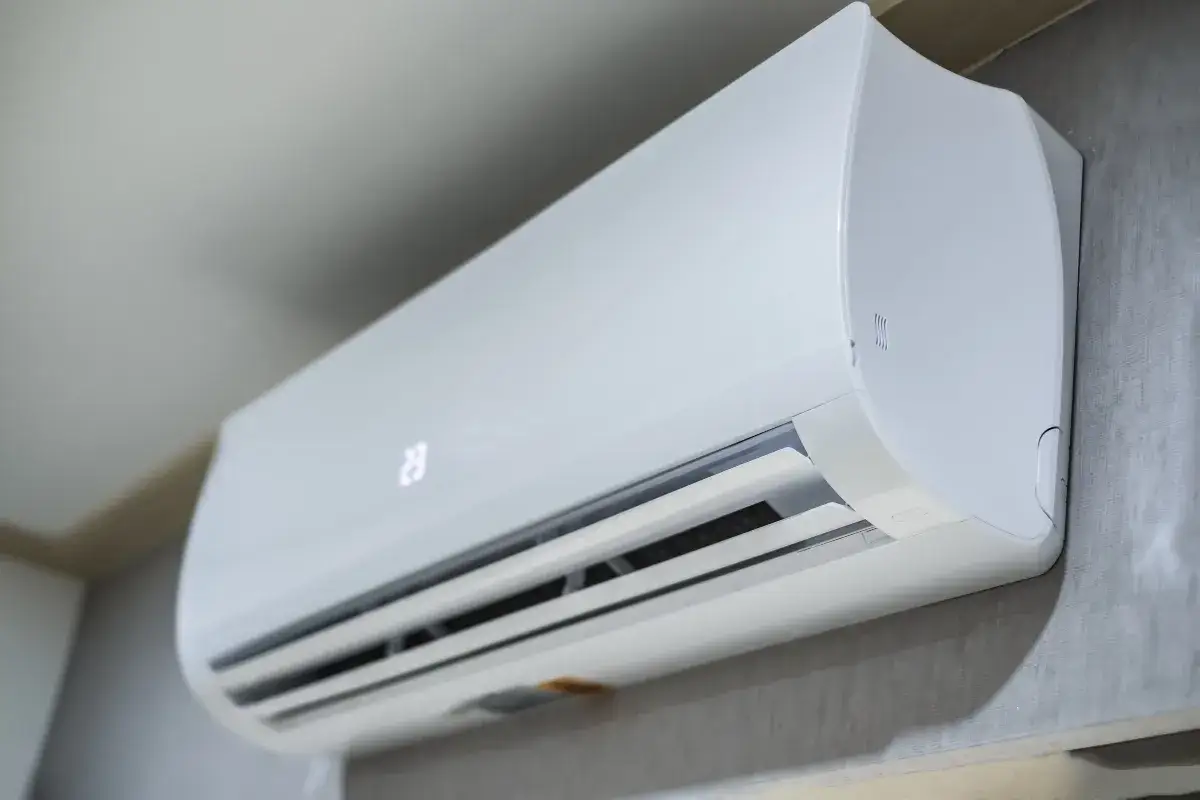 Unità interna di climatizzatore, utile per capire la differenza tra pompa di calore e condizionatore.
