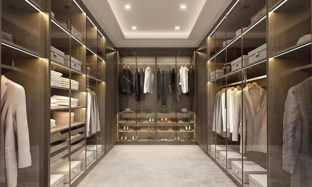 Eleganti idee cabina armadio con abiti ordinati, scarpe e accessori ben esposti in vetrine illuminate.