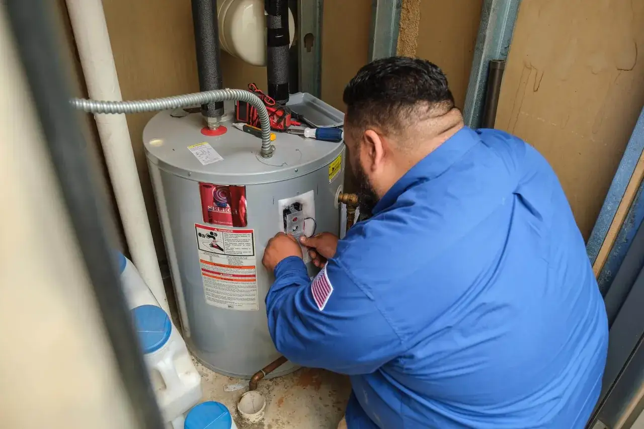 Tecnico lavora su scaldacqua a pompa di calore, valutando possibili svantaggi e manutenzione.